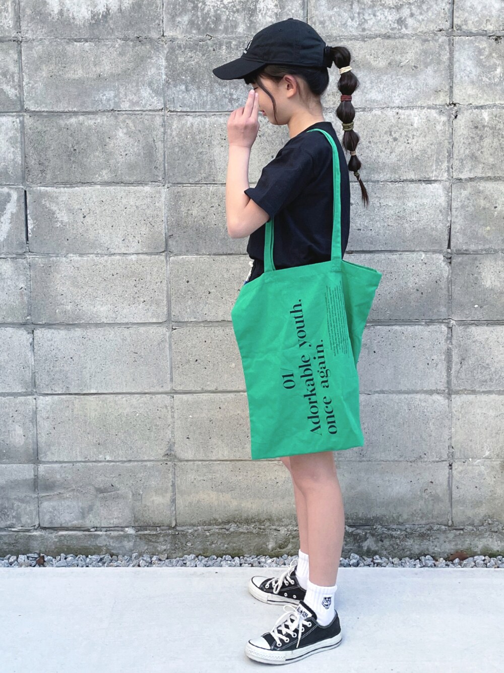 ブラック系のTシャツ/カットソー、ブラック系のその他パンツ、グリーン系のエコバッグ/サブバッグを着用したキッズの春コーディネートの2枚目の写真