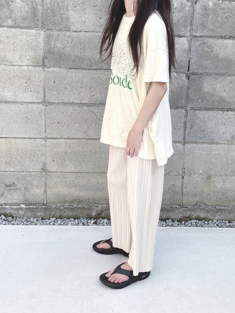 ホワイト系のTシャツ/カットソー、ブラック系のサンダル、ホワイト系のその他パンツを着用したキッズの夏コーディネートの2枚目の写真