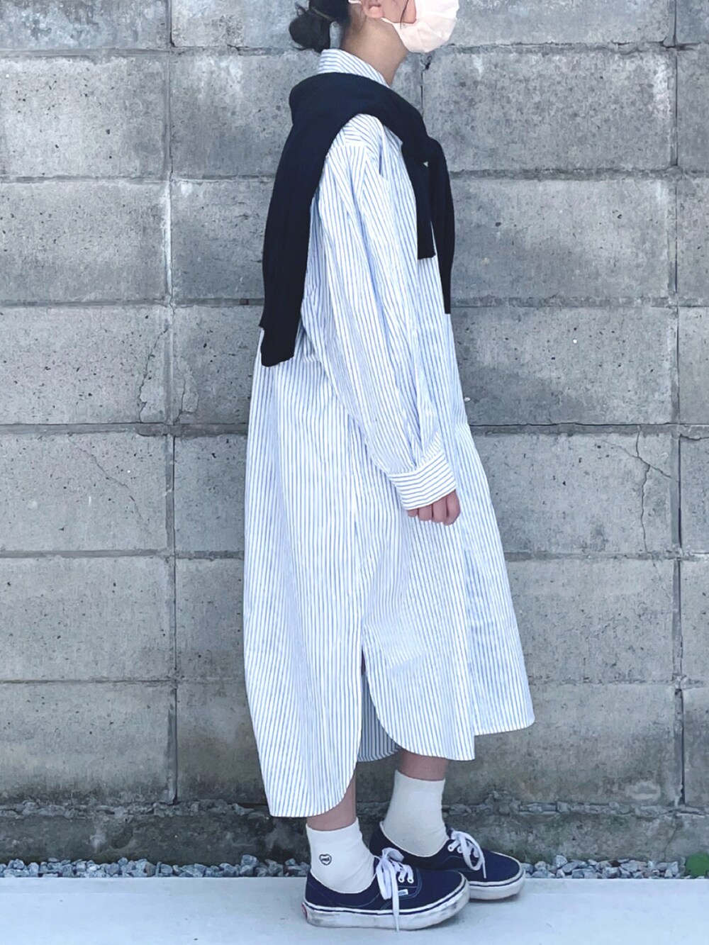 「シャツワンピース、シャツワンピ、シャツスタイル、ストライプシャツ、ストライプワンピース、肩掛けカーデ、休日スタイル、スニーカーコーデ、ゆるコーデ、マキシ丈ワンピース、春夏コーデ」｜「LOWRYS FARMのストライプシャツワンピース　262972（シャツワンピース、ブルー系）」を使った、kannn さん（キッズ・145cm）の春コーディネートの2枚目の写真