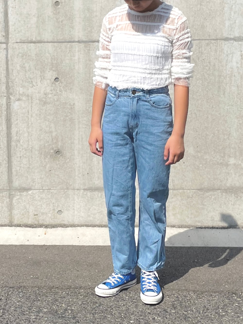 ホワイト系のシャツ/ブラウス、ブルー系のスニーカー、ブルー系のデニムパンツを着用したキッズの秋コーディネートの2枚目の写真