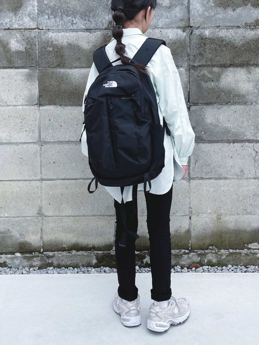 グリーン系のシャツ/ブラウス、ブラック系のバックパック/リュック、ホワイト系のTシャツ/カットソーを着用したキッズの春コーディネートの2枚目の写真