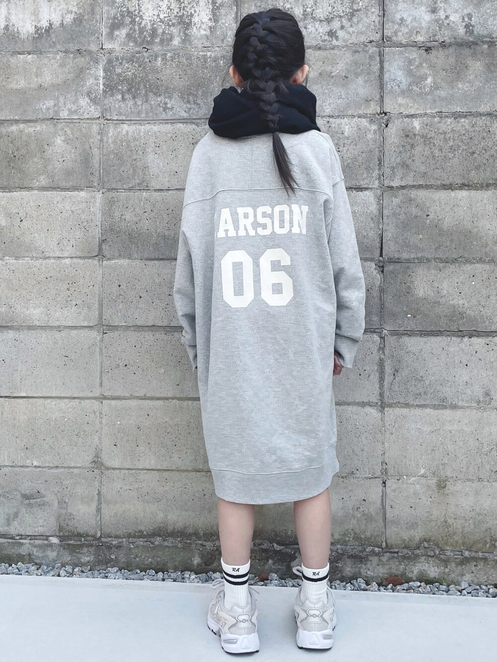 ベージュ系のスニーカー、グレー系のパーカー、ブラック系のストール/ショールを着用したキッズの冬コーディネートの2枚目の写真