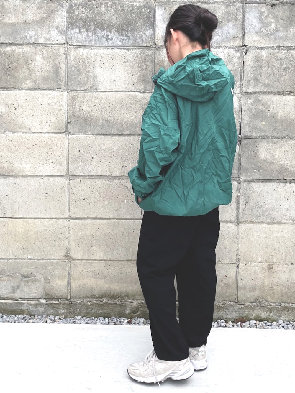 グリーン系のブルゾン、ブラック系のその他パンツ、ベージュ系のスニーカーを着用したキッズの春コーディネートの2枚目の写真