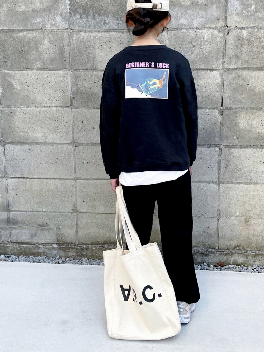 ベージュ系のスニーカー、ブラック系のその他パンツ、ホワイト系のトートバッグを着用したキッズの冬コーディネートの4枚目の写真