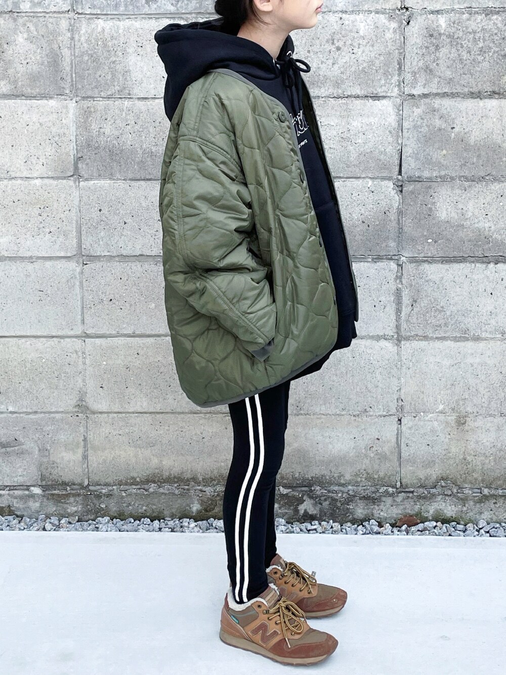 ブラック系のパーカー、グリーン系のノーカラージャケット、その他のレギンス/スパッツを着用したキッズの冬コーディネートの2枚目の写真