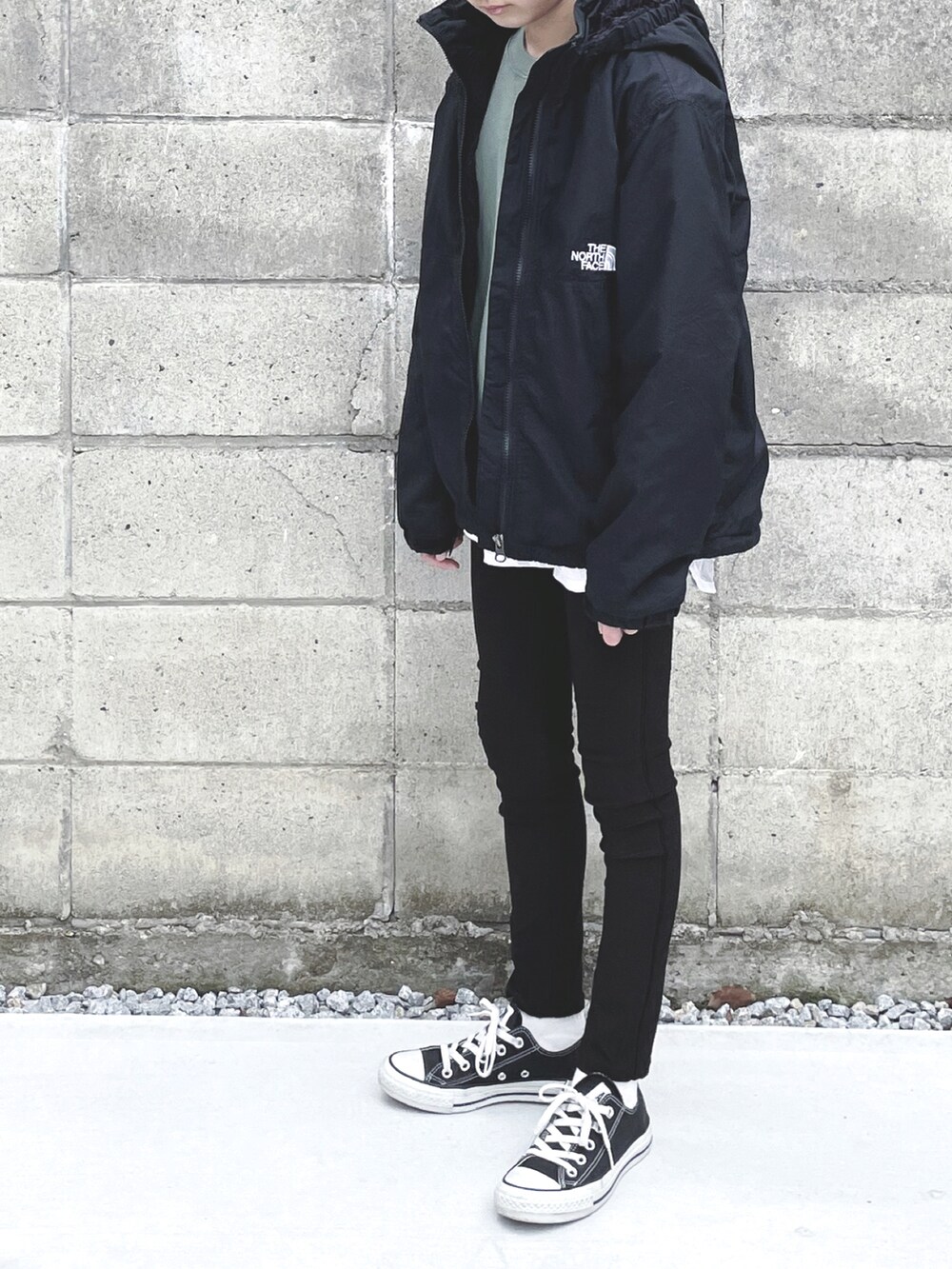 ブラック系のナイロンジャケット、ブラック系のその他パンツ、ブラック系のスニーカーを着用したキッズの冬コーディネートの2枚目の写真