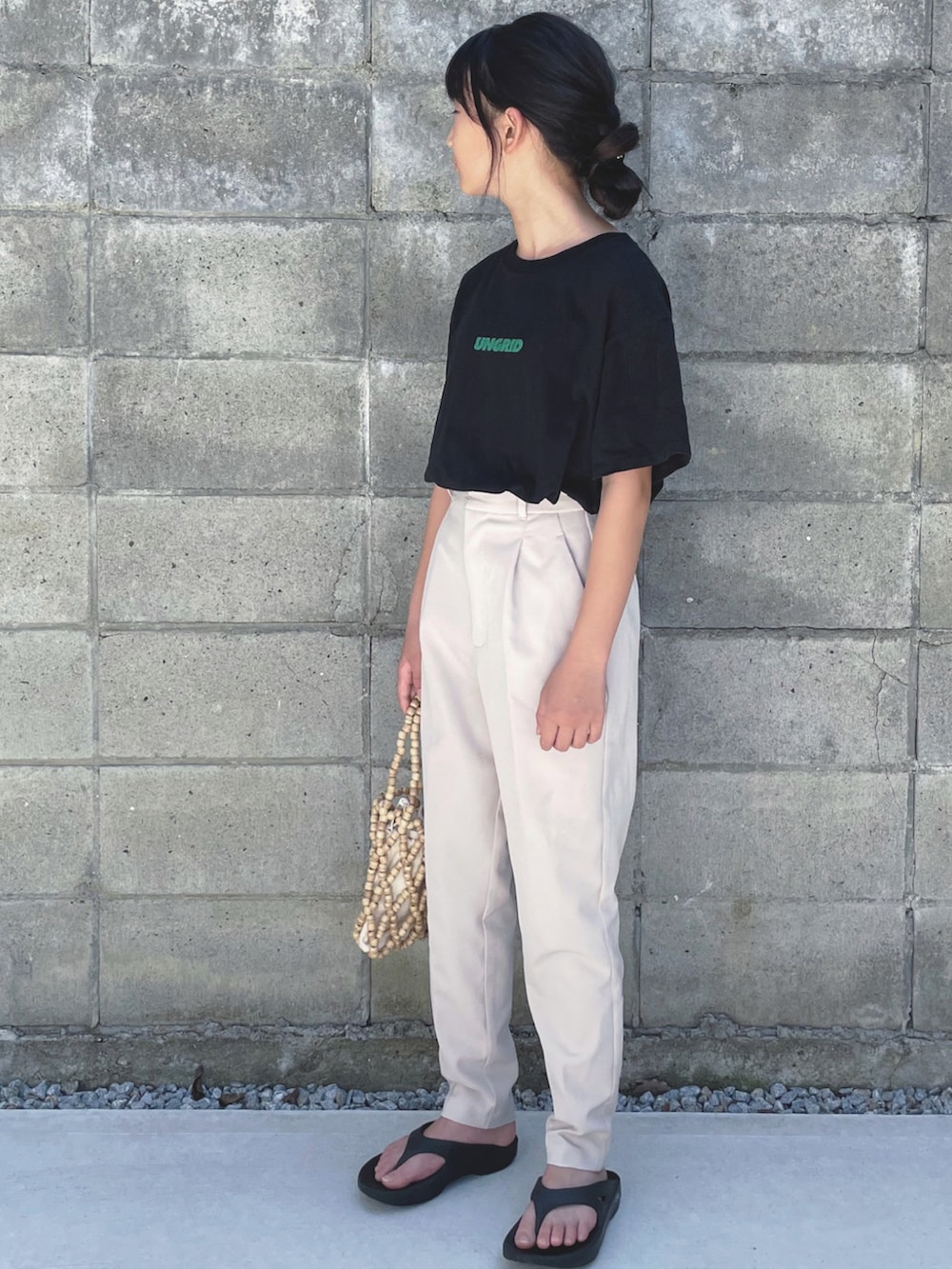 「夏だ！Tシャツ着よう！、夏休みコーデ、Tシャツコーデ、ロゴT、スラックス、サンダル、シンプルコーデ、カジュアルコーデ、GU、モノトーン」｜「UngridのUngridロゴルーズTee（Tシャツ/カットソー、ブラック系）」を使った、kannn さん（キッズ・145cm）の夏コーディネートの2枚目の写真