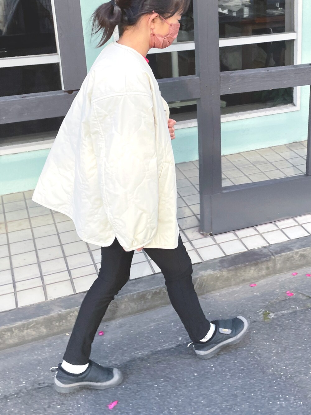 ホワイト系のブルゾン、レッド系のスウェット、ブラック系のショルダーバッグを着用したキッズの冬コーディネートの3枚目の写真