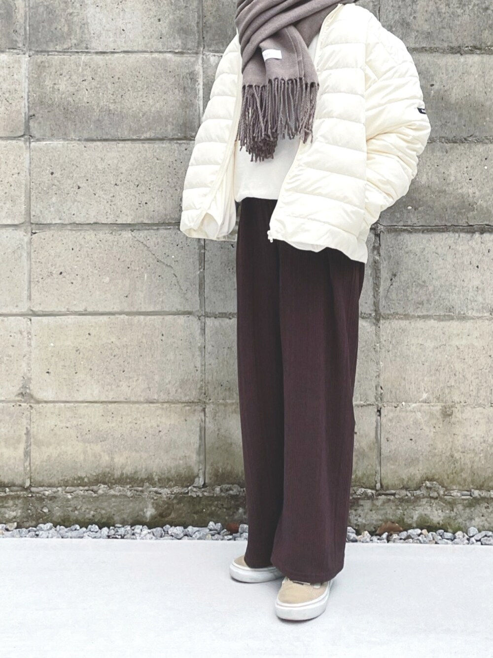 ホワイト系のその他アウター、ブラウン系のその他パンツ、ベージュ系のスニーカーを着用したキッズの冬コーディネートの2枚目の写真