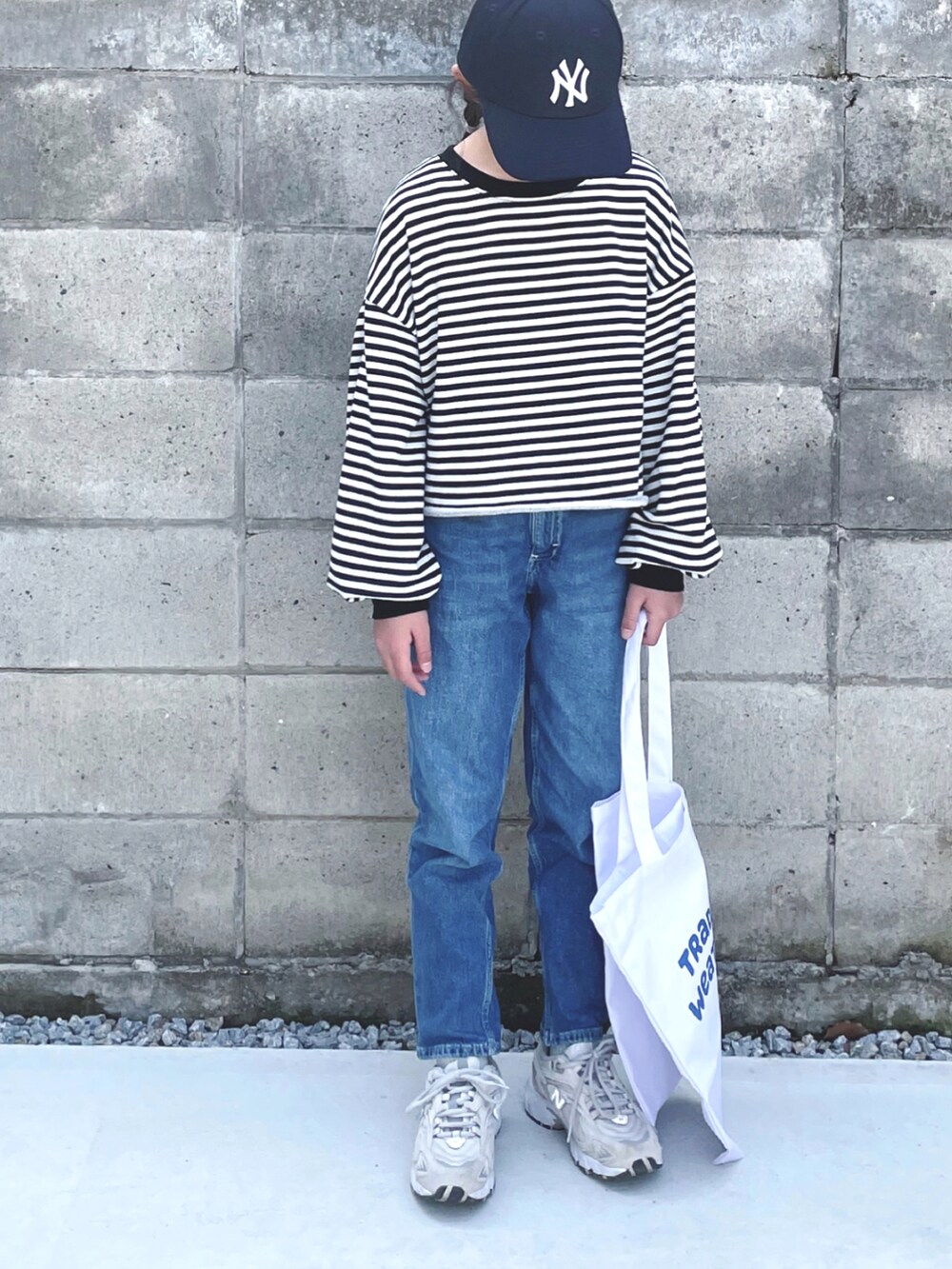 ブラック系のスウェット、ベージュ系のスニーカー、ブルー系のトートバッグを着用したキッズの春コーディネートの3枚目の写真