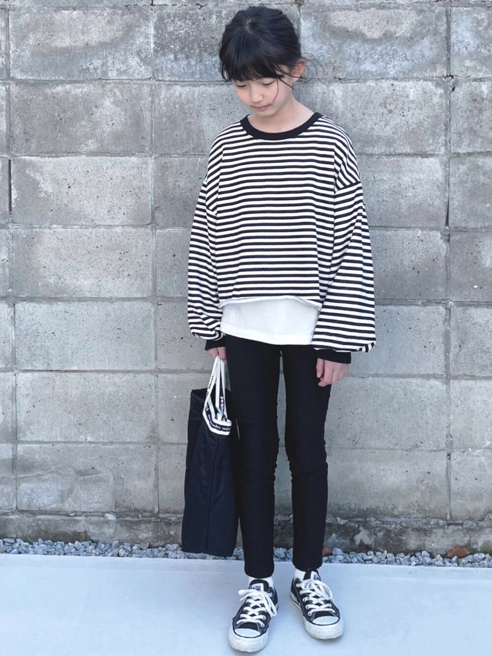 ブラック系のスウェット、ブラック系のショルダーバッグ、ブラック系のスニーカーを着用したキッズの冬コーディネートの2枚目の写真