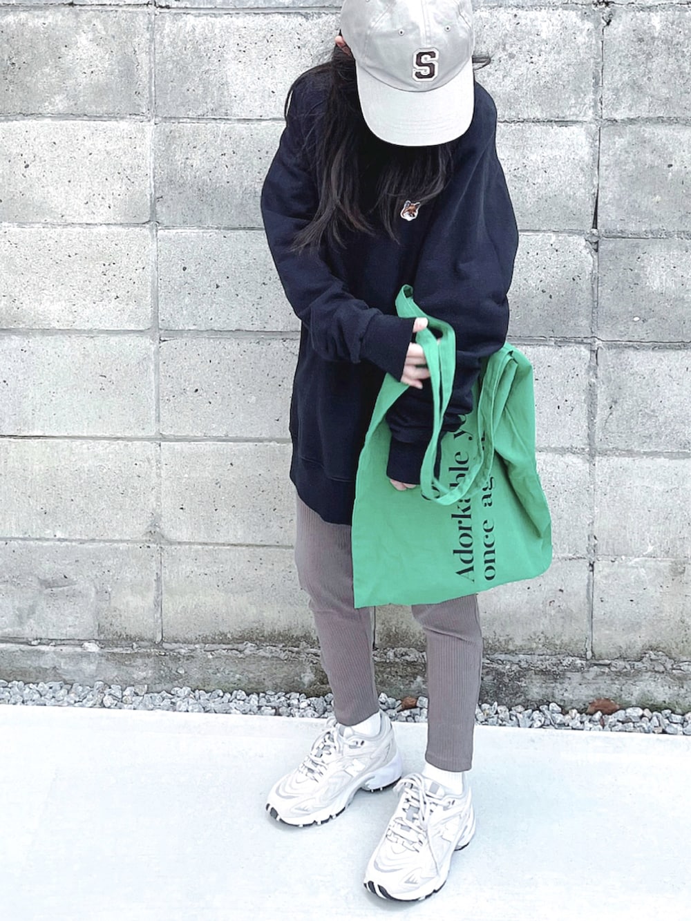 ブラック系のスウェット、グリーン系のエコバッグ/サブバッグ、ベージュ系のスニーカーを着用したキッズの冬コーディネートの3枚目の写真