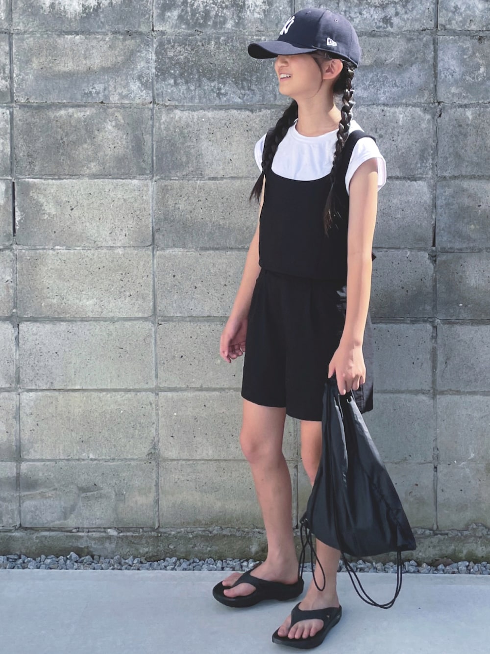 グレー系のその他トップス、ブラック系のバックパック/リュック、ブラック系のサンダルを着用したキッズの夏コーディネートの2枚目の写真