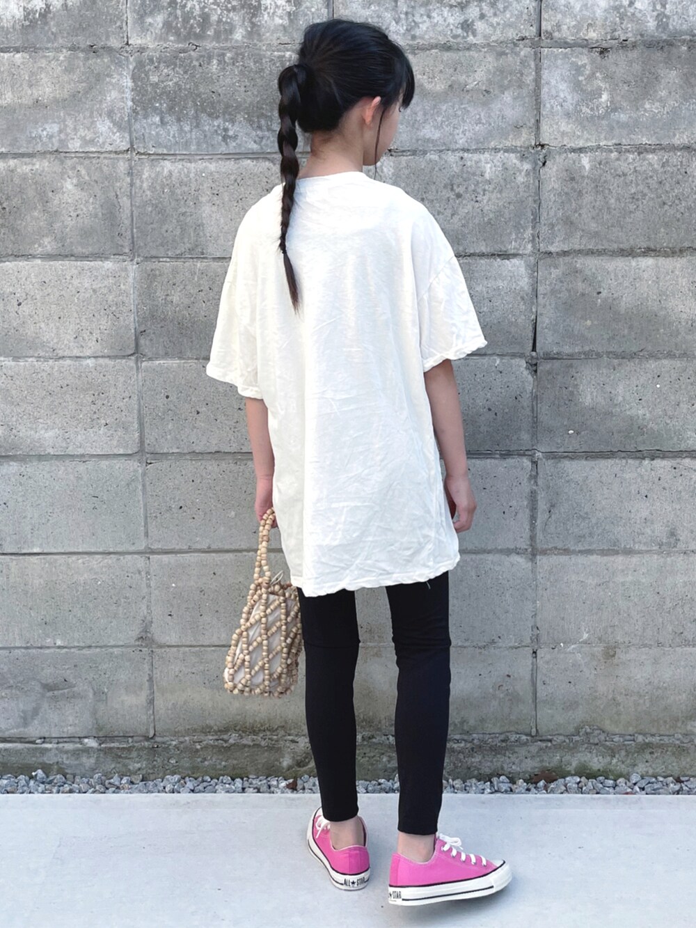 「Tシャツ、Tシャツワンピ、ロゴT、レギンス、コンバース、スニーカーコーデ、converse、夏コーデ、UNIQLO、ピンク、白Tシャツ、カジュアルコーデ」｜「LOWRYS FARMのウッドビーズＢＡＧ　878728（ハンドバッグ、ベージュ系）」を使った、kannn さん（キッズ・145cm）の夏コーディネートの2枚目の写真