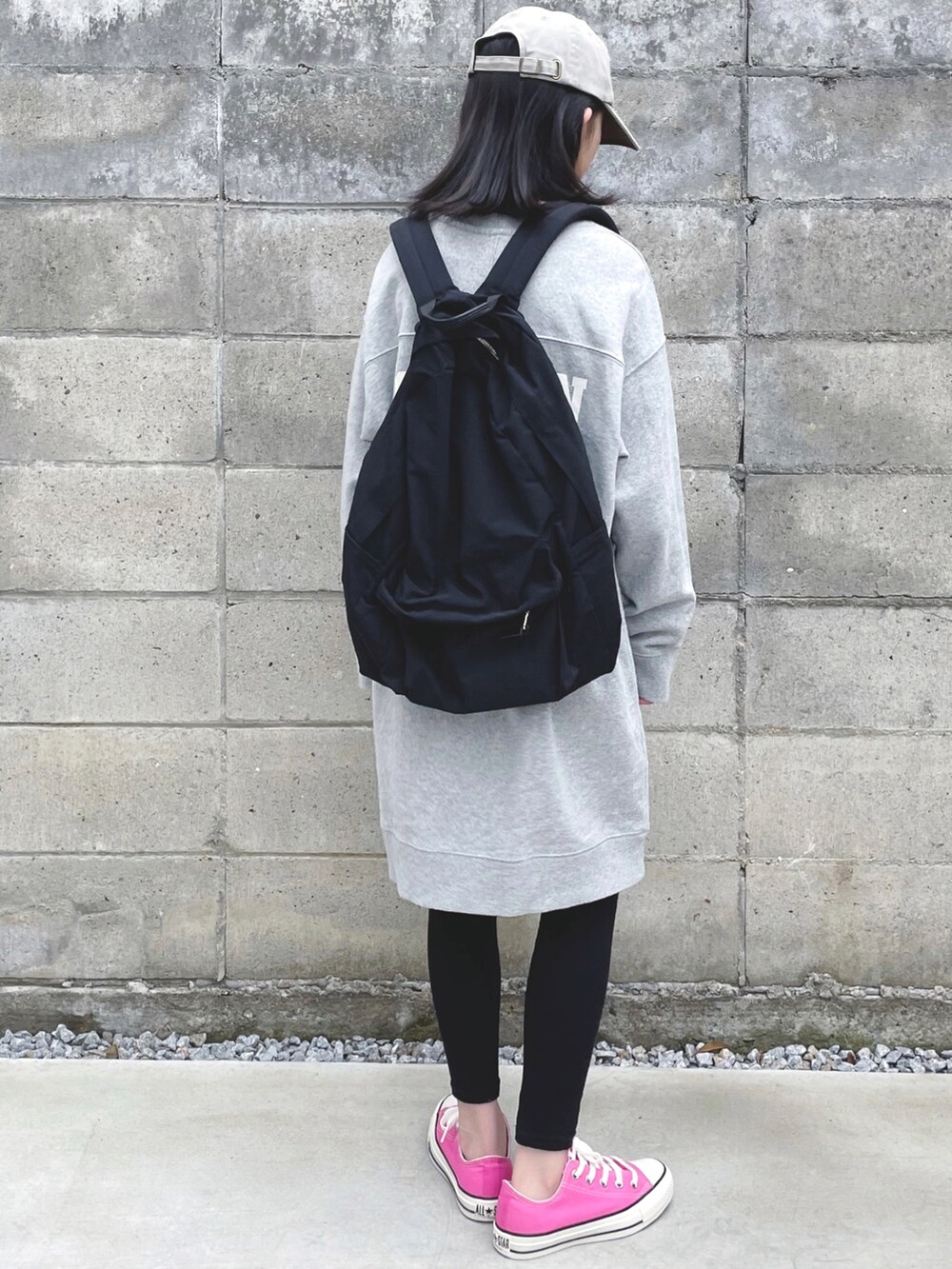 ピンク系のスニーカー、ブラック系のバックパック/リュック、グレー系のパーカーを着用したキッズの冬コーディネートの2枚目の写真