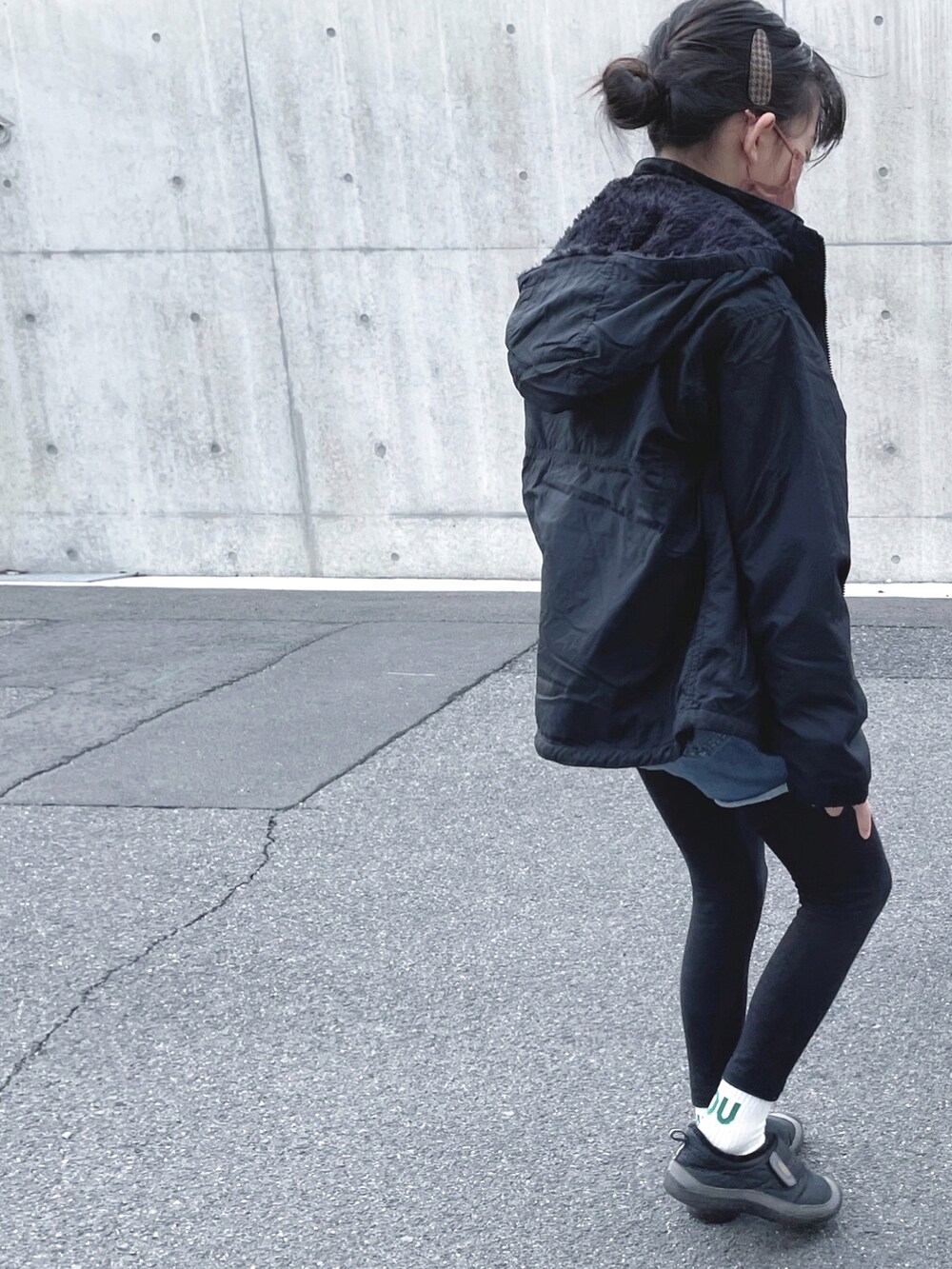 「THE NORTH FACE、ショートパンツ、レギンス、トートバッグ、コンバース、冬コーデ、私の推しブランド、2歳」｜「repipi armarioのペーパーバックデニムショートパンツ2（デニムパンツ、ブルー系）」を使った、kannn さん（キッズ・140cm）の冬コーディネートの2枚目の写真