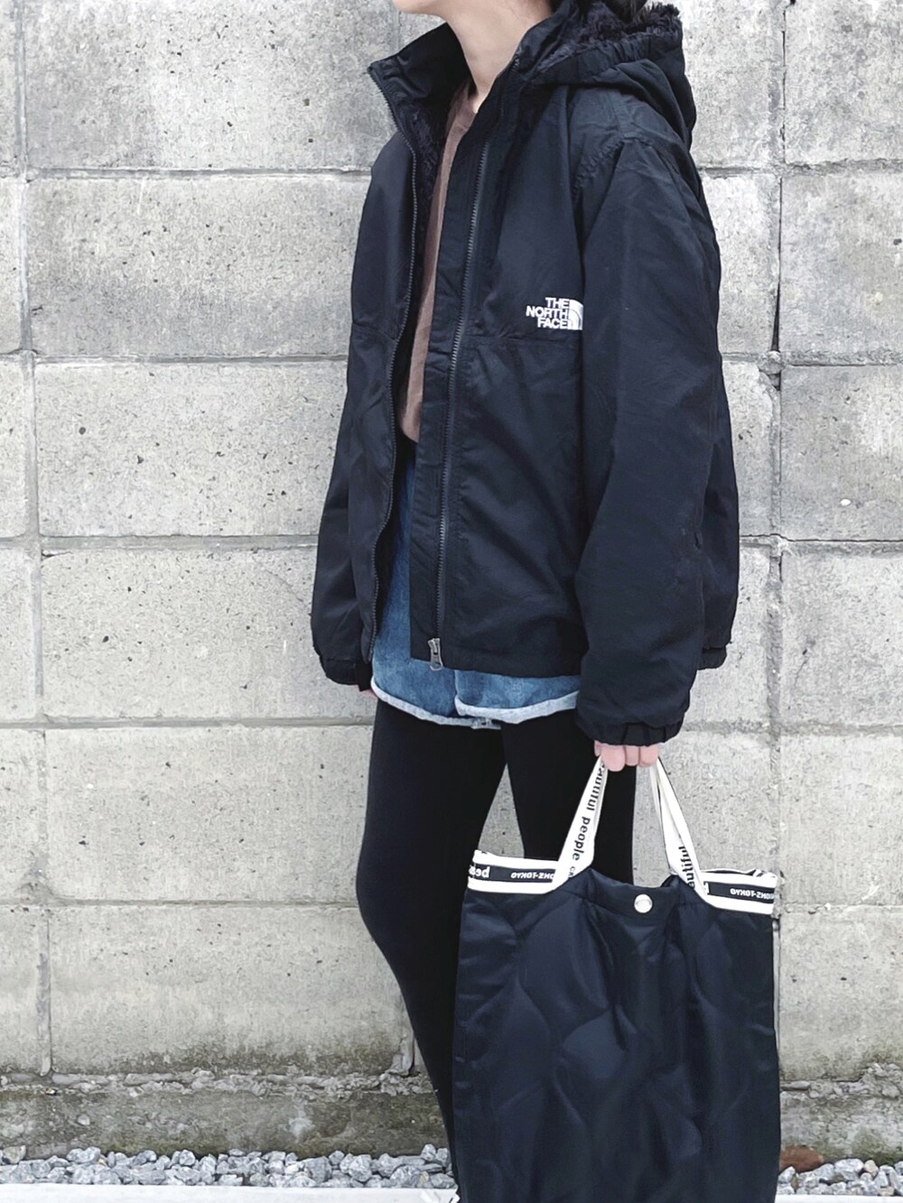 「THE NORTH FACE、ショートパンツ、レギンス、トートバッグ、コンバース、冬コーデ、私の推しブランド、2歳」｜「repipi armarioのペーパーバックデニムショートパンツ2（デニムパンツ、ブルー系）」を使った、kannn さん（キッズ・140cm）の冬コーディネートの3枚目の写真