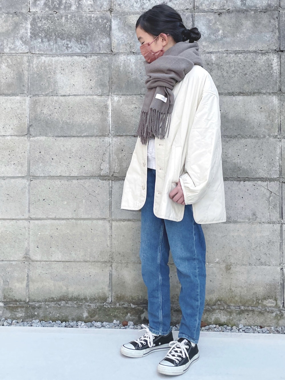 ホワイト系のブルゾン、ブラック系のスニーカー、グレー系のスウェットを着用したキッズの冬コーディネートの2枚目の写真