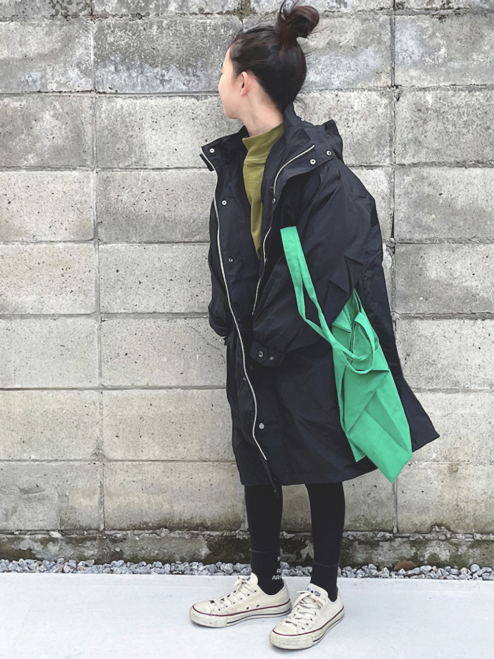 ブラック系のモッズコート、グリーン系のTシャツ/カットソー、グリーン系のエコバッグ/サブバッグを着用したキッズの冬コーディネートの2枚目の写真