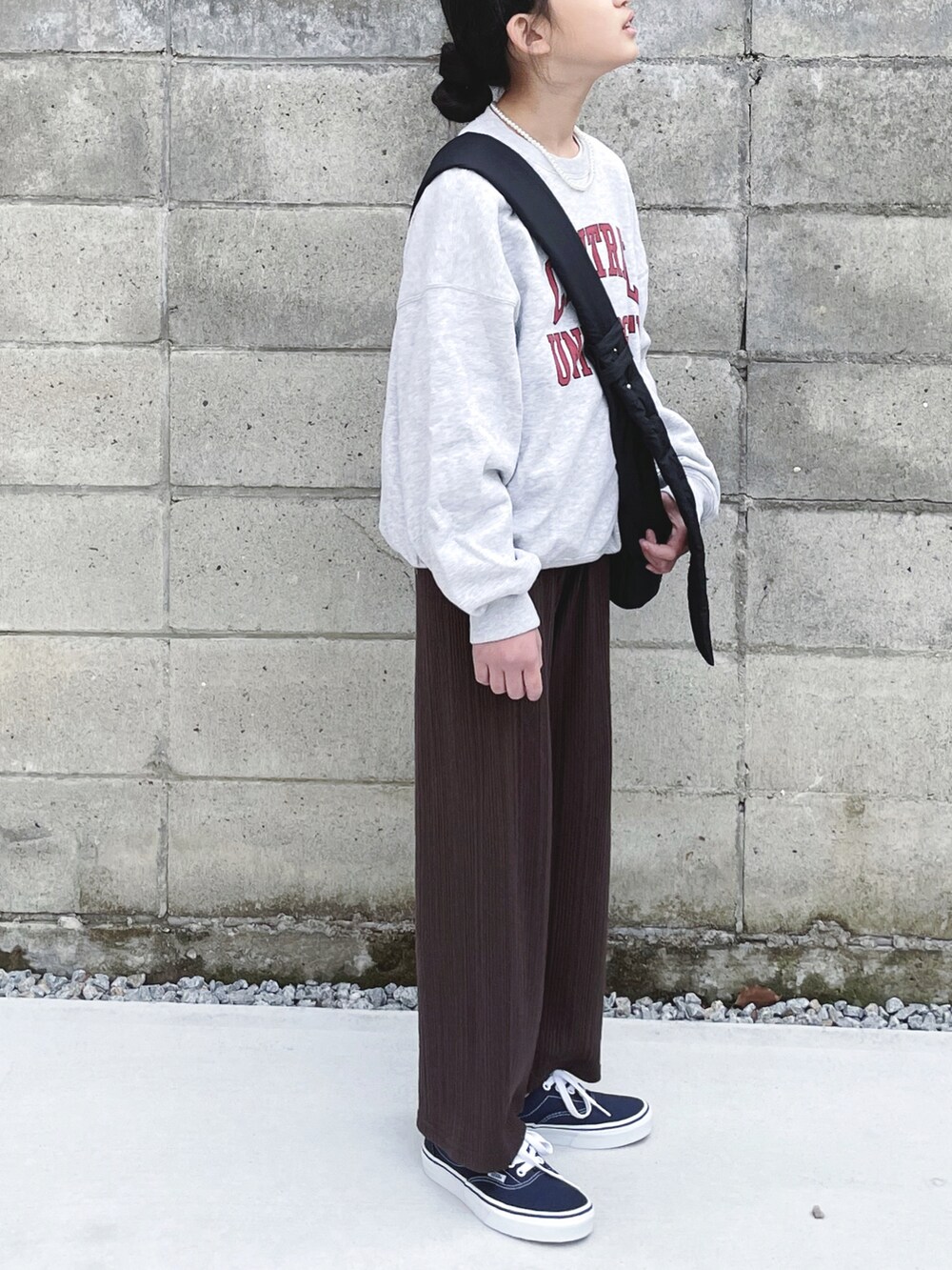 グレー系のスウェット、ブラウン系のその他パンツ、ブルー系のスニーカーを着用したキッズの冬コーディネートの3枚目の写真