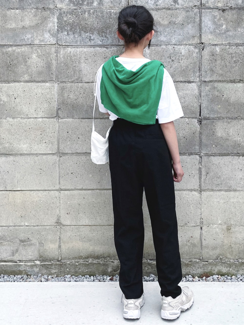 ホワイト系のTシャツ/カットソー、ホワイト系のショルダーバッグ、ベージュ系のスニーカーを着用したキッズの春コーディネートの2枚目の写真