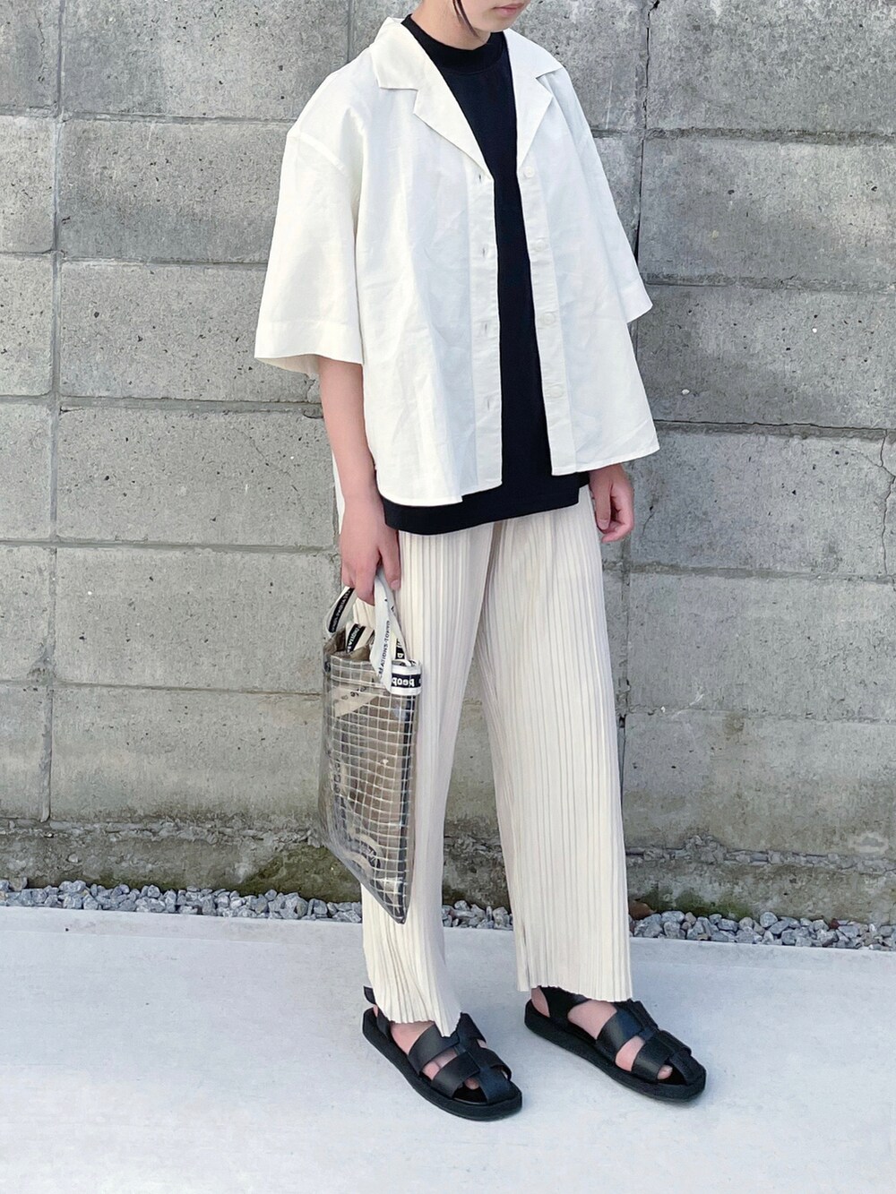 ブラック系のTシャツ/カットソー、ブラック系のショルダーバッグ、ブラック系のサンダルを着用したキッズの春コーディネートの2枚目の写真