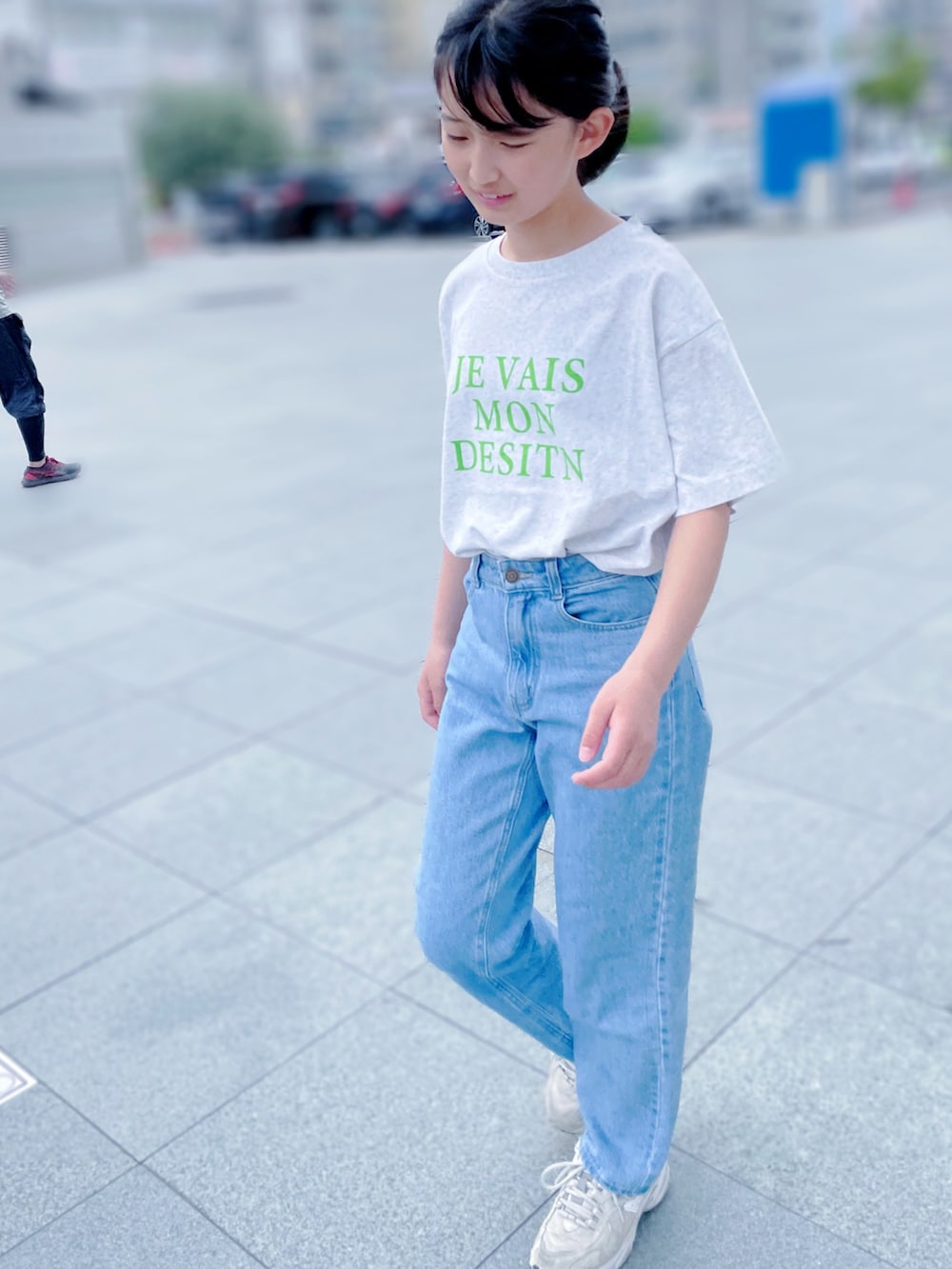 ブルー系のデニムパンツ、グレー系のTシャツ/カットソー、ベージュ系のスニーカーを着用したキッズの夏コーディネートの2枚目の写真