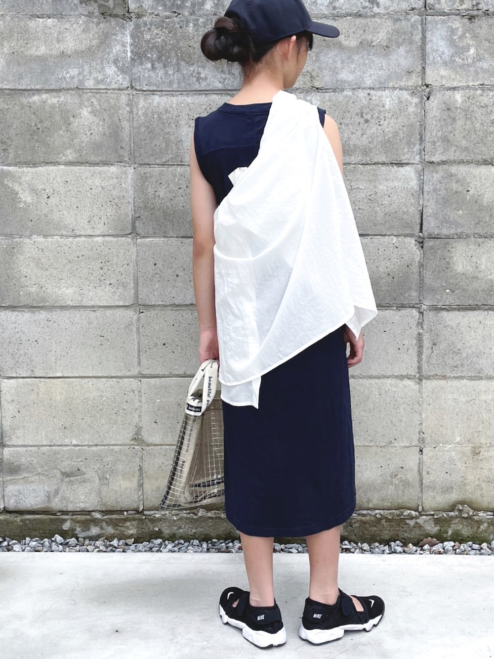 ブルー系のワンピース、ブラック系のスニーカー、ブラック系のショルダーバッグを着用したキッズの夏コーディネートの2枚目の写真