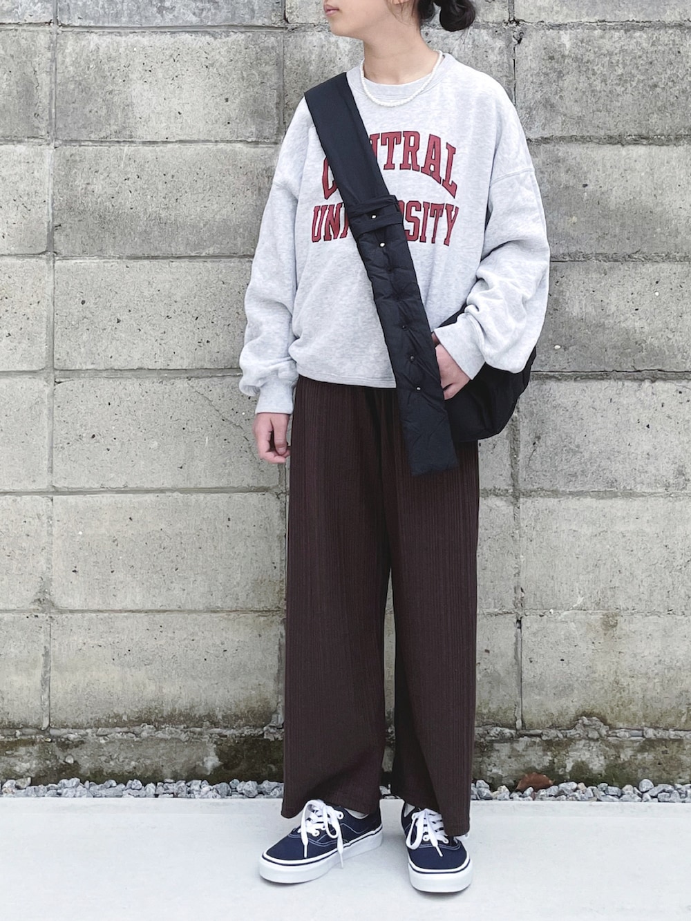 グレー系のスウェット、ブラウン系のその他パンツ、ブルー系のスニーカーを着用したキッズの冬コーディネートの2枚目の写真