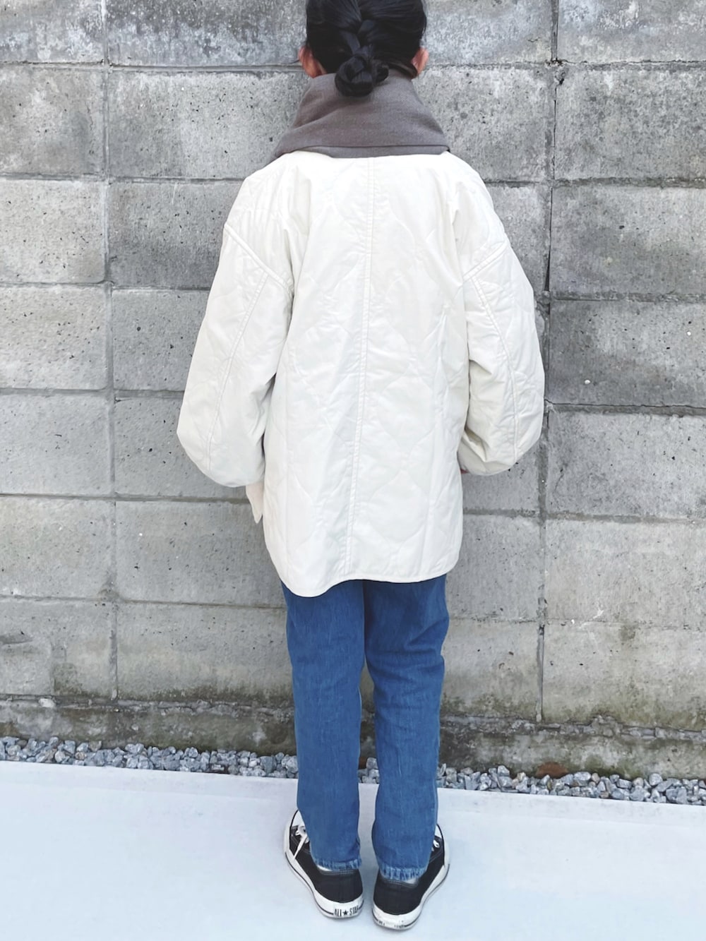 ホワイト系のブルゾン、ブラック系のスニーカー、グレー系のスウェットを着用したキッズの冬コーディネートの3枚目の写真