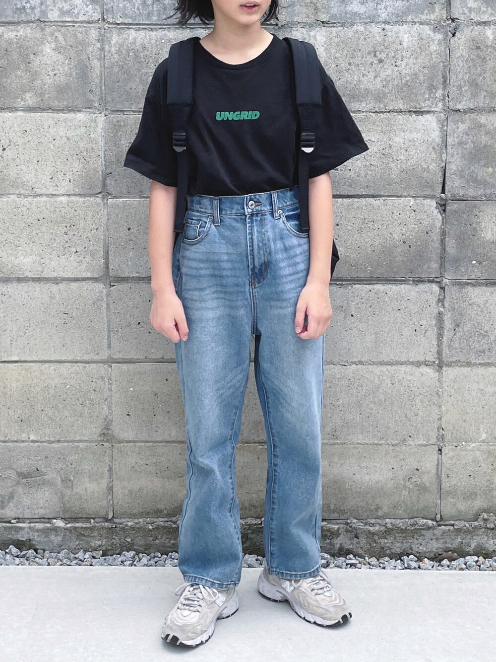 ブルー系のデニムパンツ、ブラック系のTシャツ/カットソー、ブラック系のバックパック/リュックを着用したキッズの秋コーディネートの2枚目の写真