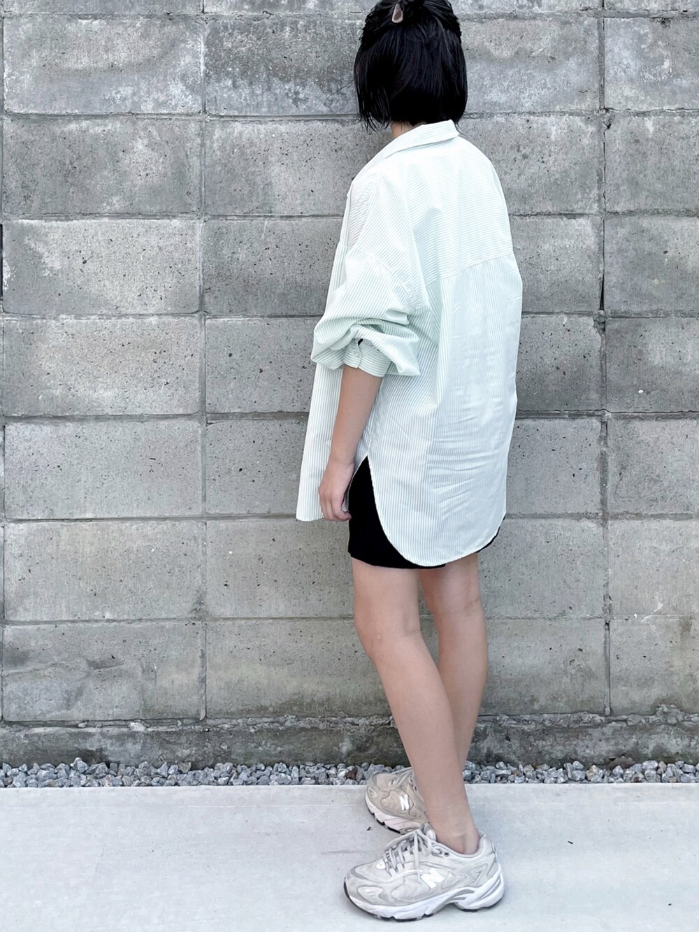 ベージュ系のスニーカー、グレー系のその他トップス、グリーン系のシャツ/ブラウスを着用したキッズの秋コーディネートの2枚目の写真