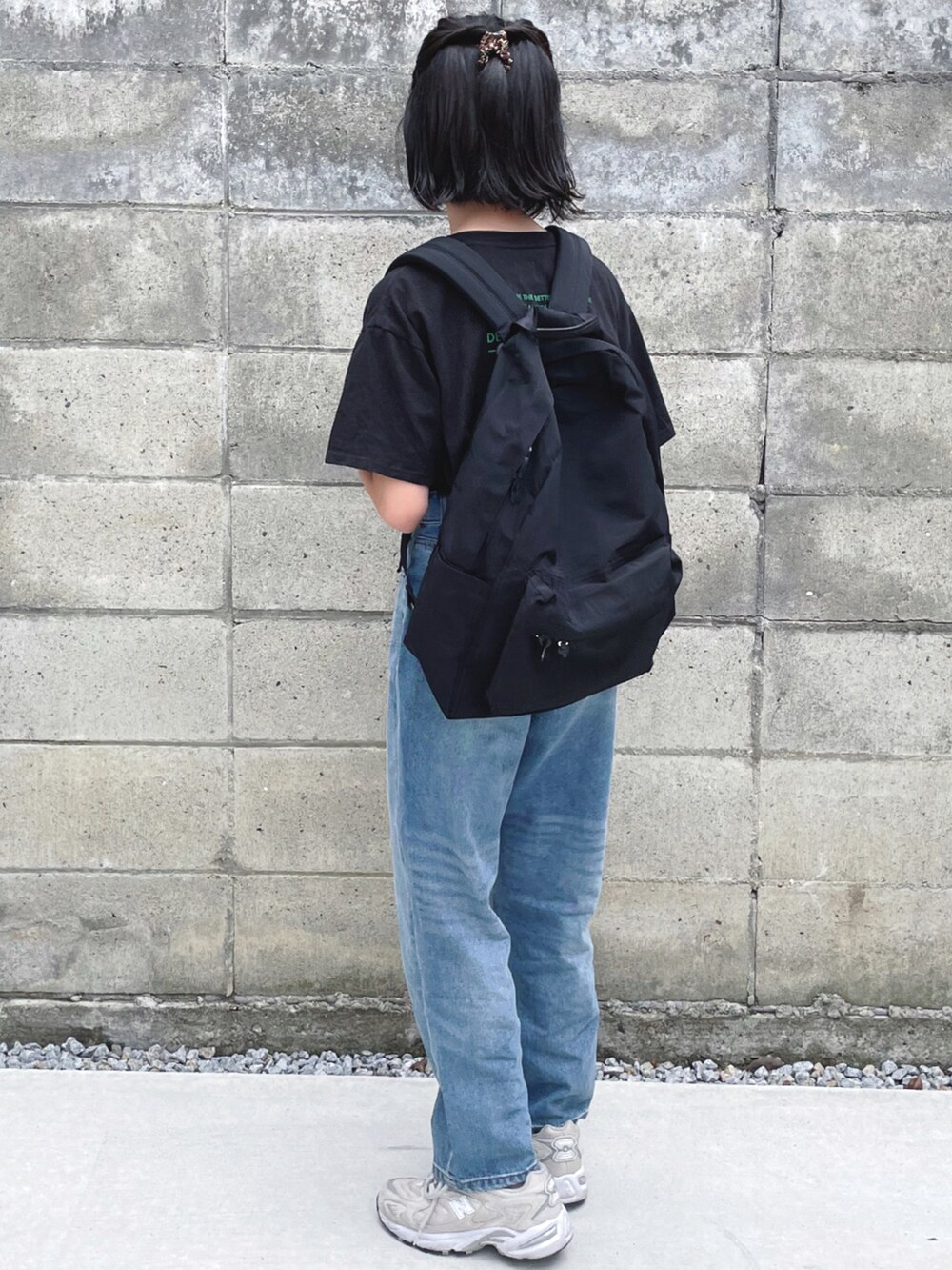 ブルー系のデニムパンツ、ブラック系のTシャツ/カットソー、ブラック系のバックパック/リュックを着用したキッズの秋コーディネートの3枚目の写真