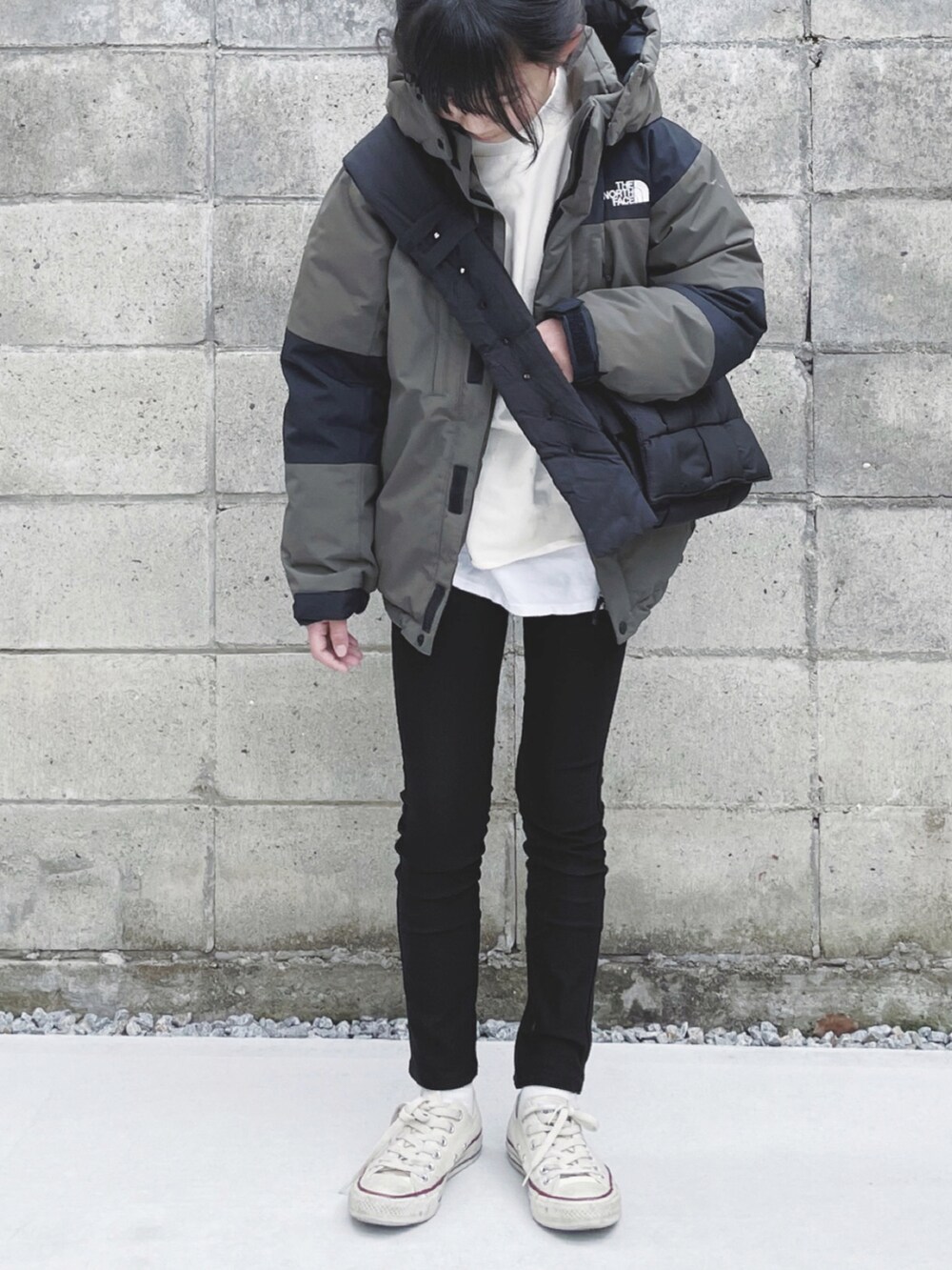 グリーン系のダウンジャケット/コート、ブラック系のショルダーバッグ、ブラック系のその他パンツを着用したキッズの冬コーディネートの3枚目の写真