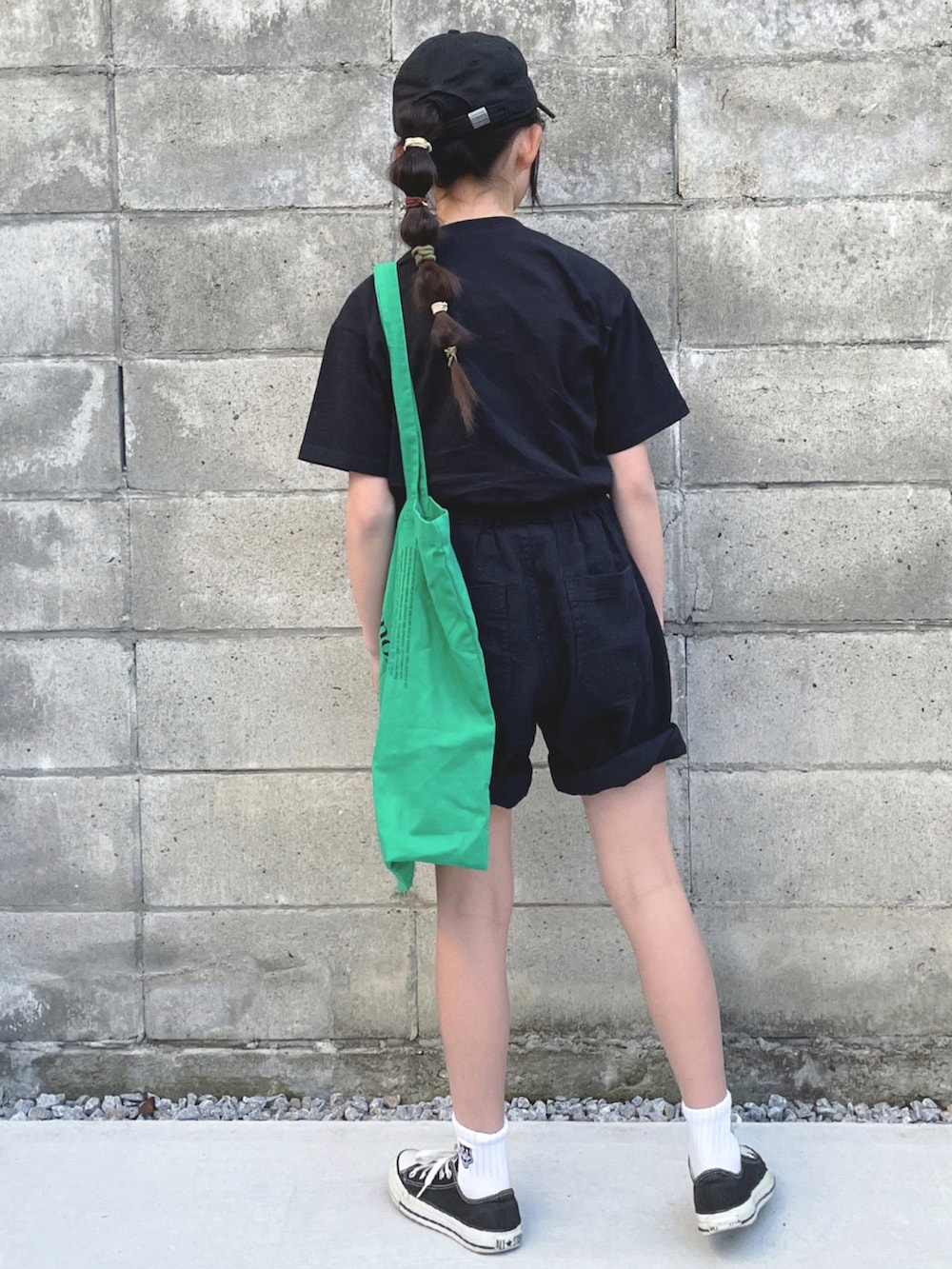 ブラック系のTシャツ/カットソー、ブラック系のその他パンツ、グリーン系のエコバッグ/サブバッグを着用したキッズの春コーディネートの3枚目の写真