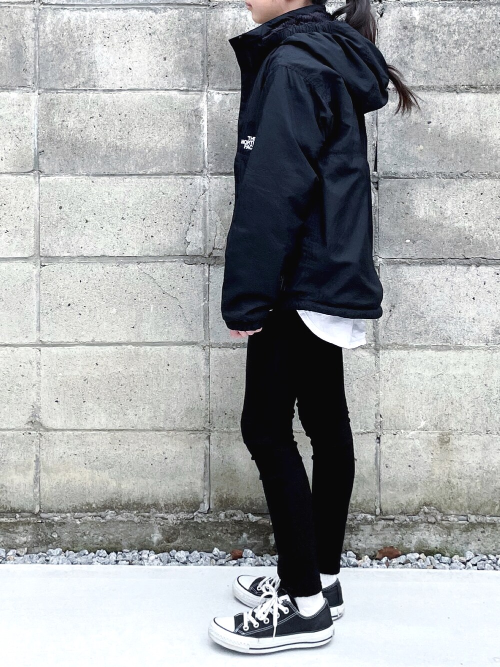 ブラック系のナイロンジャケット、ブラック系のその他パンツ、ブラック系のスニーカーを着用したキッズの冬コーディネートの3枚目の写真