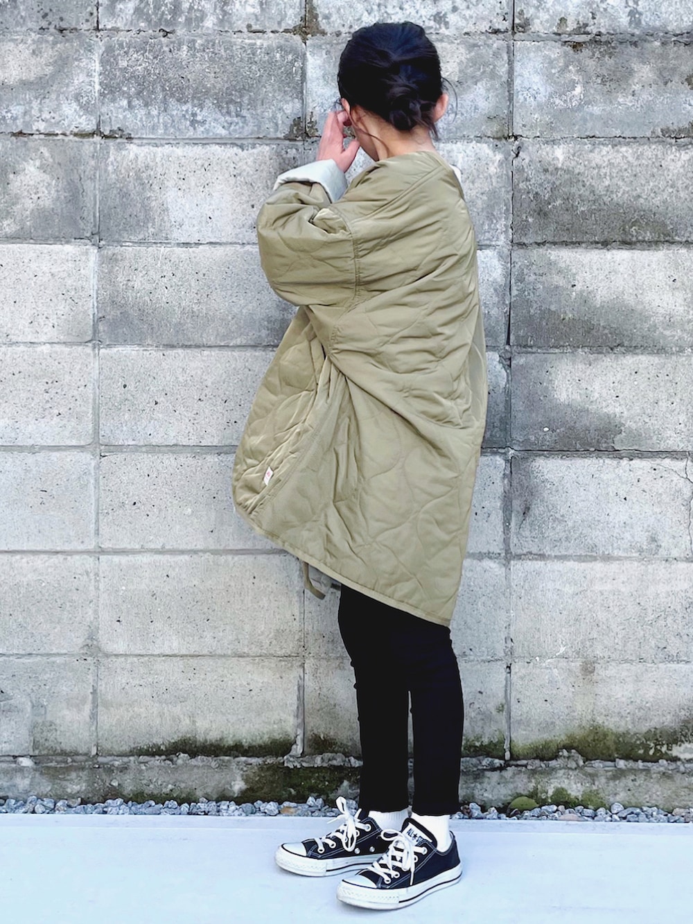 グリーン系のノーカラージャケット、ホワイト系のTシャツ/カットソー、ブラック系のその他パンツを着用したキッズの秋コーディネートの2枚目の写真