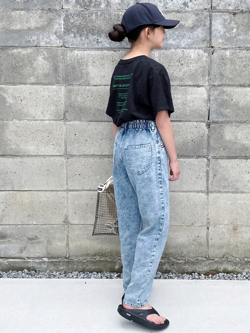 ブラック系のサンダル、ブラック系のTシャツ/カットソー、ブラック系のショルダーバッグを着用したキッズの夏コーディネートの2枚目の写真