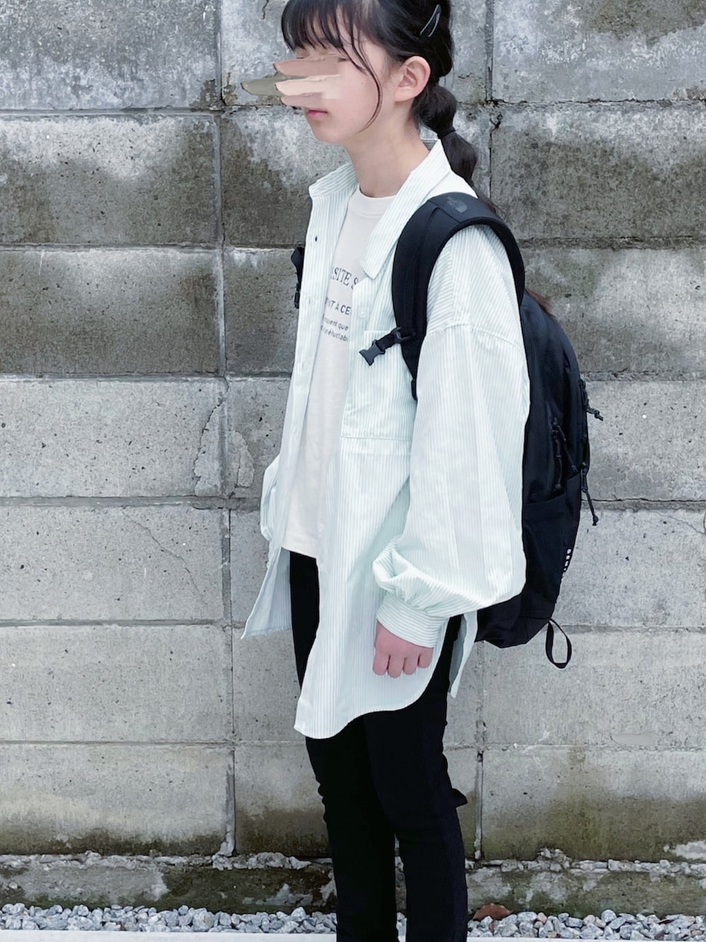 グリーン系のシャツ/ブラウス、ブラック系のバックパック/リュック、ホワイト系のTシャツ/カットソーを着用したキッズの春コーディネートの3枚目の写真