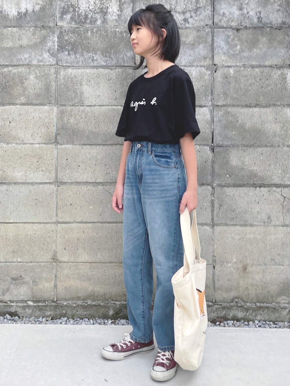 ブラック系のTシャツ/カットソー、ブルー系のデニムパンツ、ピンク系のスニーカーを着用したキッズの秋コーディネートの2枚目の写真
