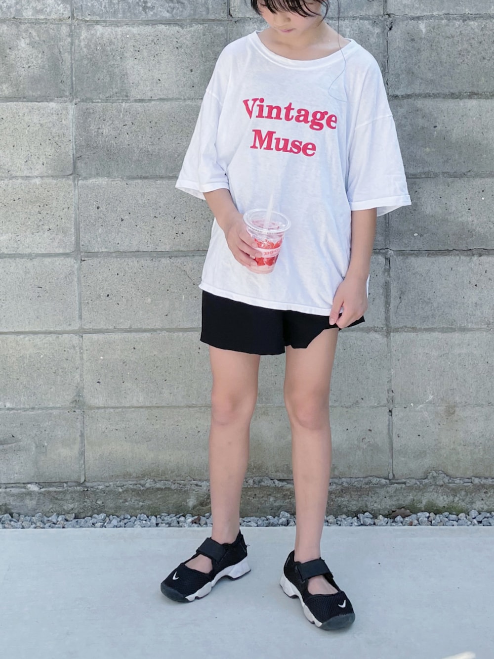 「休日スタイル、夏だ！Tシャツ着よう！、ロゴT、ショートパンツ、エアリフト、ナイキ、シンプルコーデ、カジュアルコーデ」｜「coca（coca）のウォッシュ加工シンプルロゴプリントTシャツ（Tシャツ/カットソー、ホワイト系）」を使った、kannn さん（キッズ・145cm）の夏コーディネートの2枚目の写真