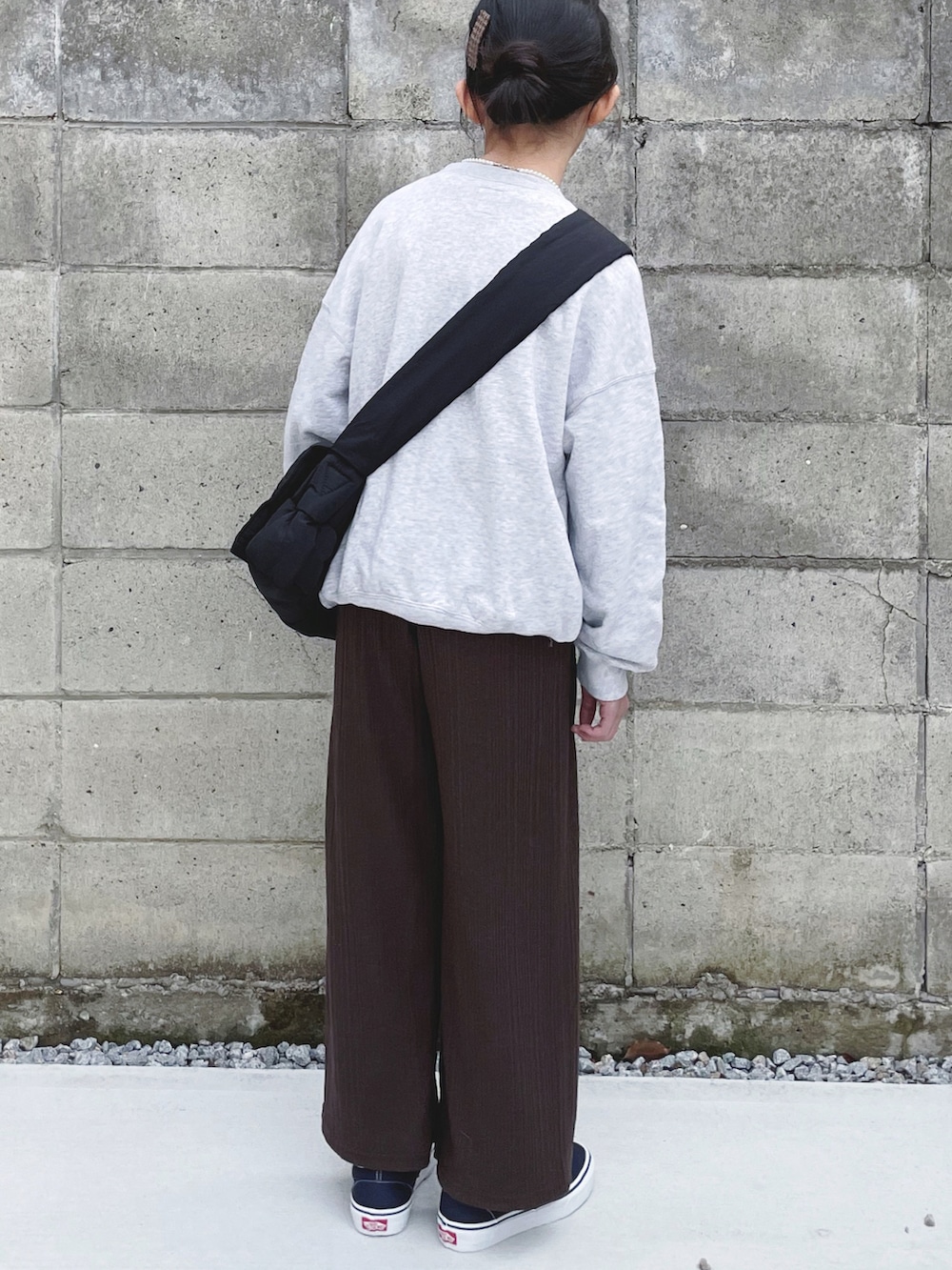 グレー系のスウェット、ブラウン系のその他パンツ、ブルー系のスニーカーを着用したキッズの冬コーディネートの4枚目の写真