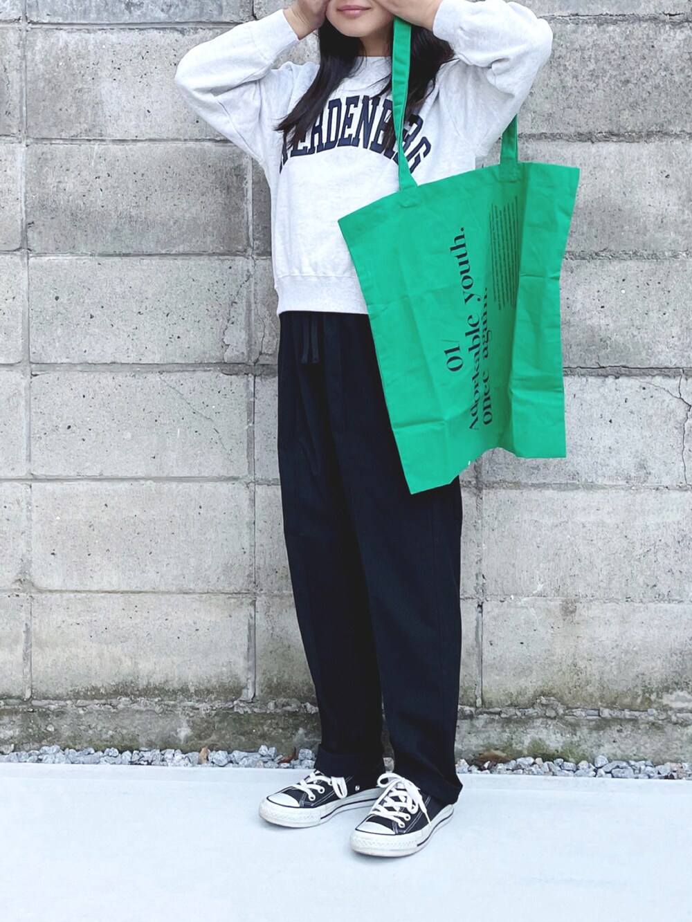 ブラック系のその他パンツ、グレー系のスウェット、ブラック系のスニーカーを着用したキッズの秋コーディネートの3枚目の写真