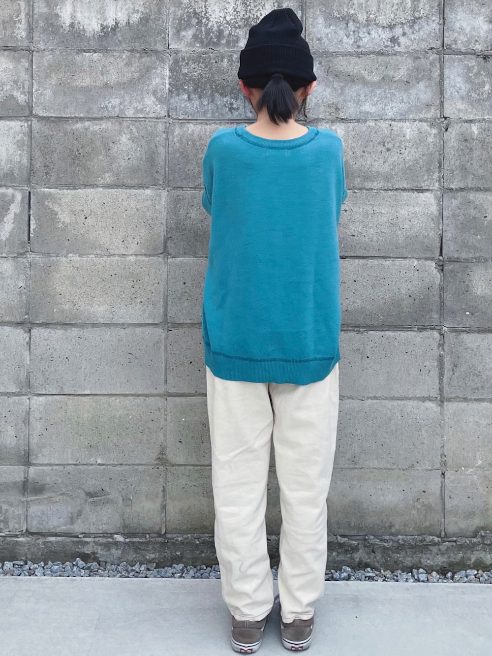 ブルー系のニット/セーター、ホワイト系のデニムパンツ、ベージュ系のスニーカーを着用したキッズの冬コーディネートの2枚目の写真