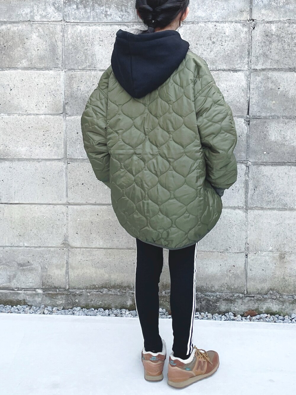 ブラック系のパーカー、グリーン系のノーカラージャケット、その他のレギンス/スパッツを着用したキッズの冬コーディネートの3枚目の写真