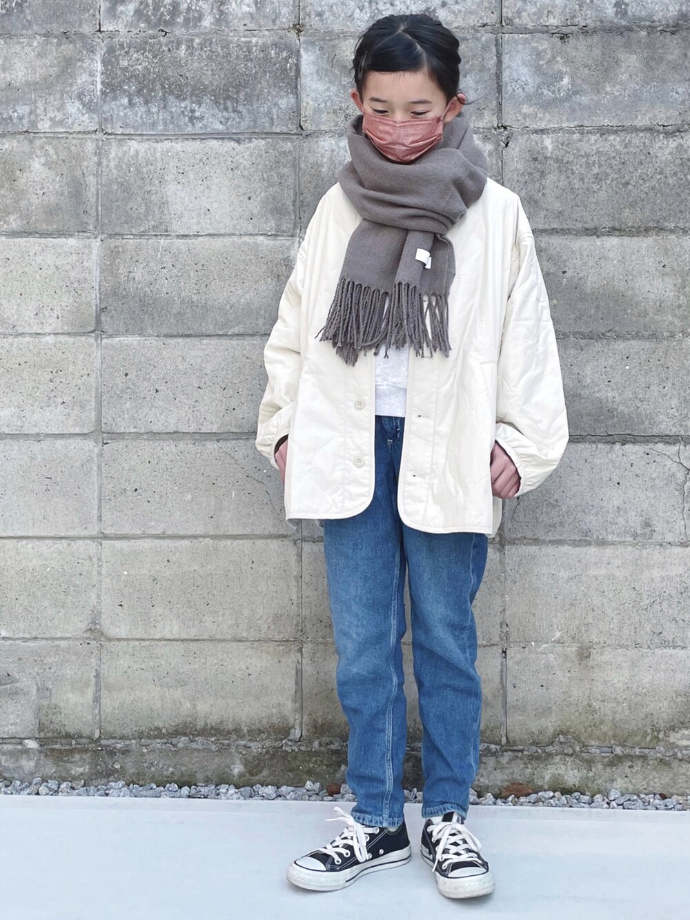 ホワイト系のブルゾン、ブラック系のスニーカー、グレー系のスウェットを着用したキッズの冬コーディネートの4枚目の写真