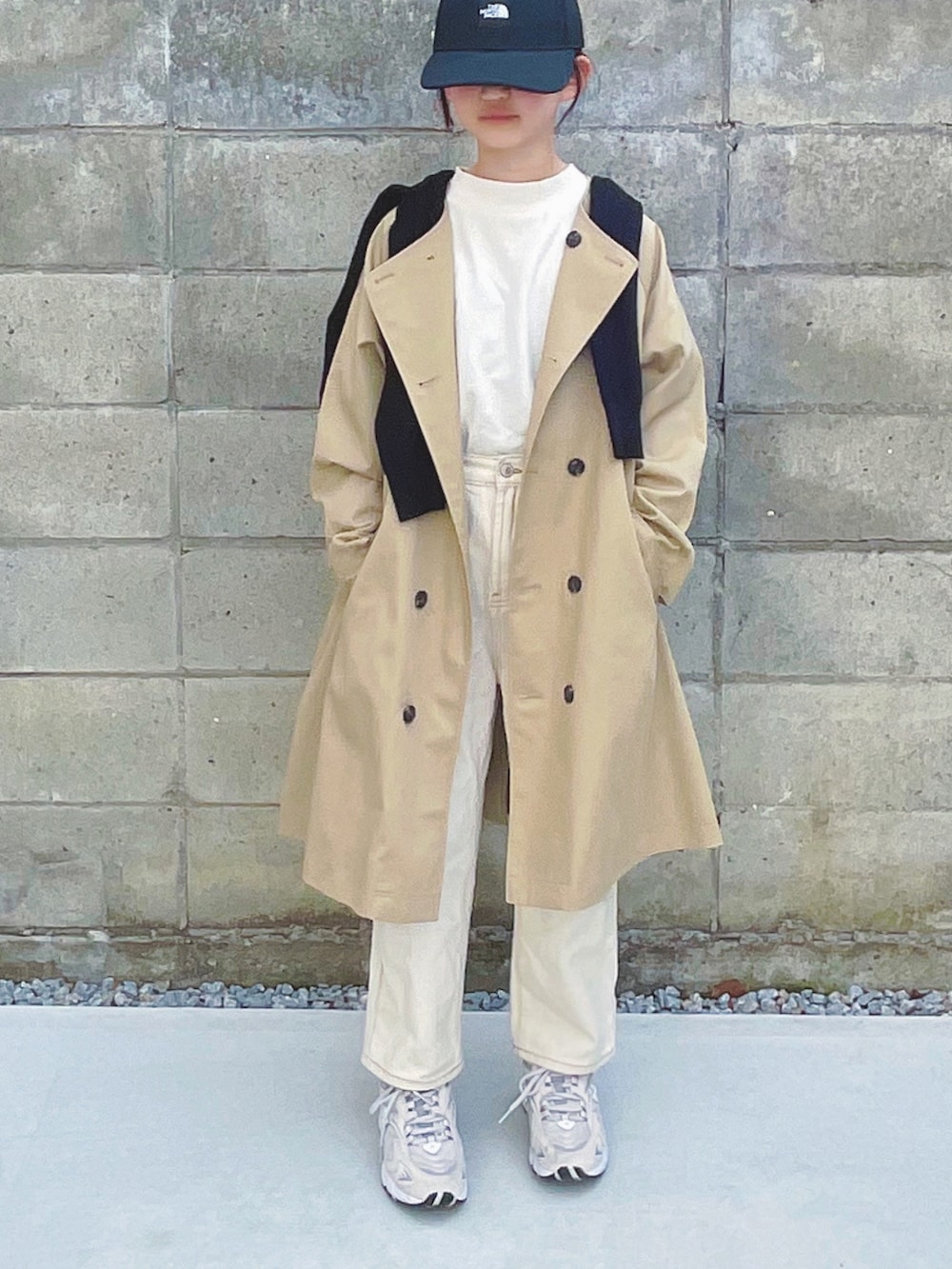 「カジュアルコーデ、春服みてみて、スプリングコート、春服、ノーカラーコート、キャップ、白パンツ、スニーカーコーデ、春アウター、デニム、トレンチコート」｜「THE NORTH FACEのTHE NORTH FACE/ザノースフェイス Square Logo Cap/スクエアロゴキャップ（キャップ、ブラック系）」を使った、kannn さん（キッズ・143cm）の春コーディネートの2枚目の写真