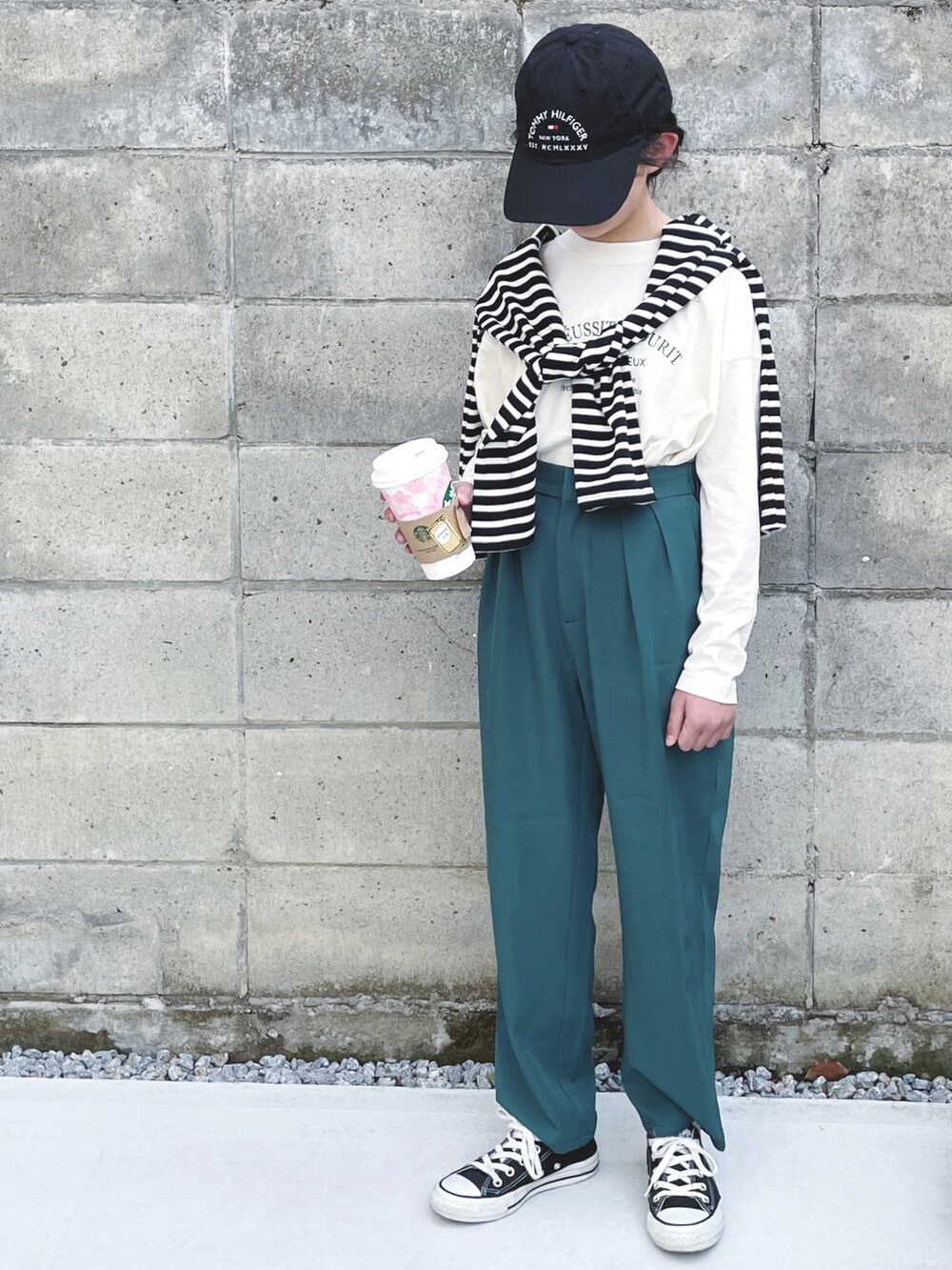 グリーン系のスラックス、ホワイト系のTシャツ/カットソー、ブラック系のカーディガン/ボレロを着用したキッズの春コーディネートの2枚目の写真