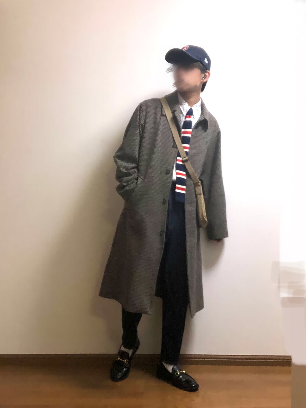 ベージュ系のステンカラーコート、ホワイト系のシャツ/ブラウス、ブルー系のネクタイを着用したメンズの秋コーディネートの2枚目の写真