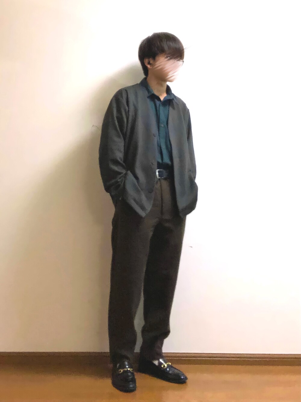 グリーン系のカーディガン/ボレロ、グリーン系のシャツ/ブラウス、ブラウン系のパンツを着用したメンズの秋コーディネートの2枚目の写真